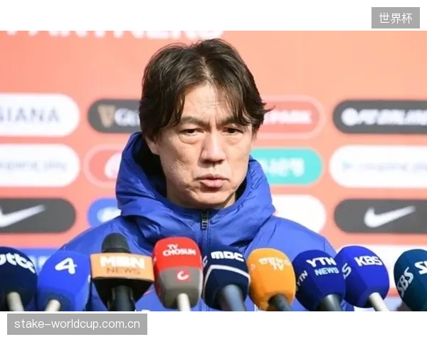 韩国队后防具备高位压迫基础,金玟哉是洪明甫战术执行关键。 韩国队后防具备高位压迫基础,金玟哉是洪明甫战术执行关键。